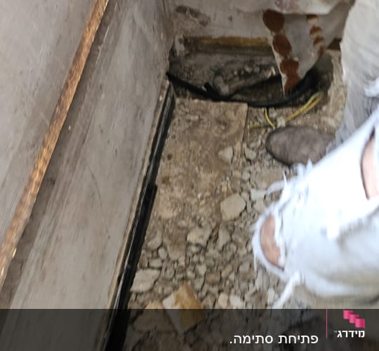 עבודת אינסטלציה עם צינורות וכלים
